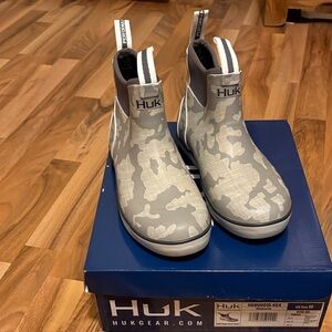 Huk Women's Gray Camo Winter Boots, size 9